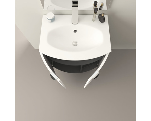 Aufnahme eines Waschbeckens mit geöffnetem Unterschrank in einem Badezimmer.