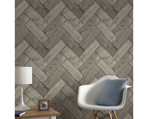 Wohnraum mit Tapete in Fischgrätmuster Holzoptik, Stuhl, Lampe und Tisch