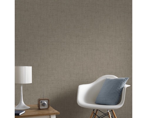 Nahaufnahme einer Wandtapete mit Stoffstruktur im Wohnraum.