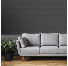 Wohnzimmer mit grauer Couch und gemusterter Tapete