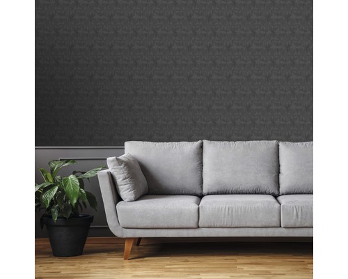 Wohnzimmer mit grauer Couch und gemusterter Tapete