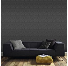 Wohnzimmer mit gemusterter Tapete und einem Sofa