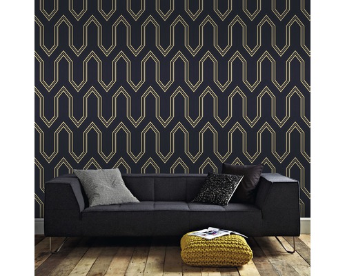 Wohnzimmer mit gemusterter Tapete, Sofa, Kissen und Pouf