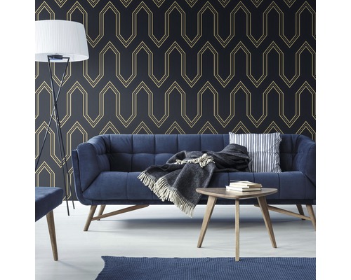 Wohnzimmer mit blauem Sofa, Stehlampe und gemusterter Tapete