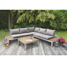 Gartensitzgruppe mit Ecksofa und Couchtisch auf einer Holzterrasse