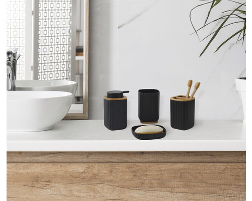 Badezimmer-Accessoires-Set mit Seifenspender, Seifenschale, Zahnputzbecher und Zahnbürstenhalter auf einem Waschtisch