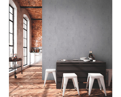 Helles Wohnzimmer mit Holzboden, Backsteinwand, Fenstern und minimalistischer Einrichtung