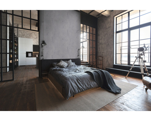 Helles Schlafzimmer im Loftstil mit Doppelbett, Teppich und großen Fenstern