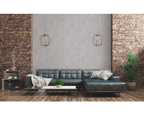 Wohnzimmer mit Sofa, Couchtisch, Dekoration und Ziegelwand