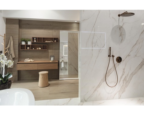 Helles Badezimmer mit Dusche, Waschtisch und Holzdetails.