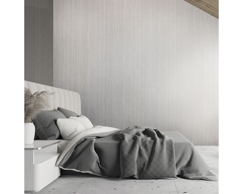 Schlafzimmer mit Bett, Nachttisch und dekorativer Wandverkleidung für eine ruhige Atmosphäre.