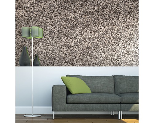 Wohnzimmer mit grauer Couch und gemusterter Tapete mit floralem Design