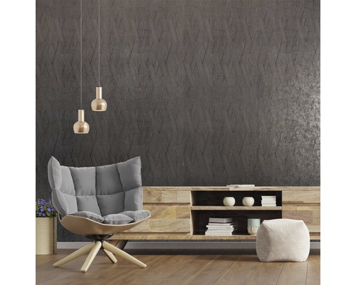 Wohnzimmer mit Sessel, Holzschrank und dekorativer Wand