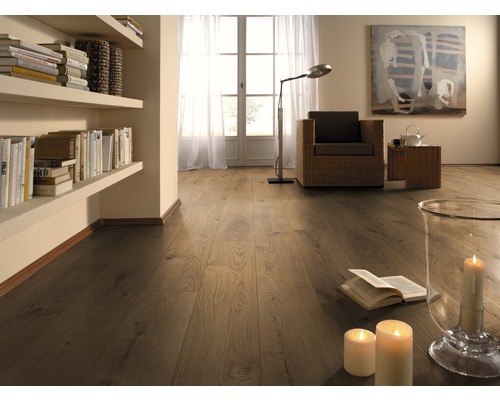 Wohnzimmer mit Holzboden, Bücherregal und Leseecke