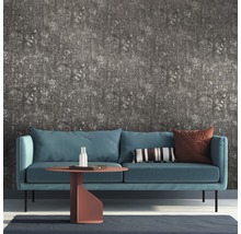 Wohnzimmer mit grauer Tapete, blauem Sofa und Teppich