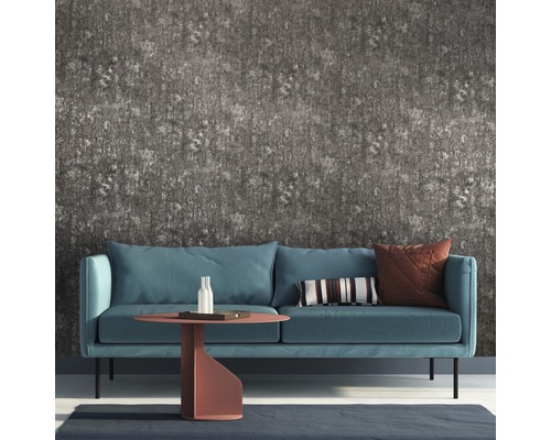 Wohnzimmer mit grauer Tapete, blauem Sofa und Teppich