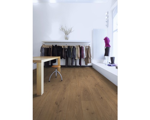 Heller Raum mit Laminatboden, Tisch, Stuhl und Kleiderstange
