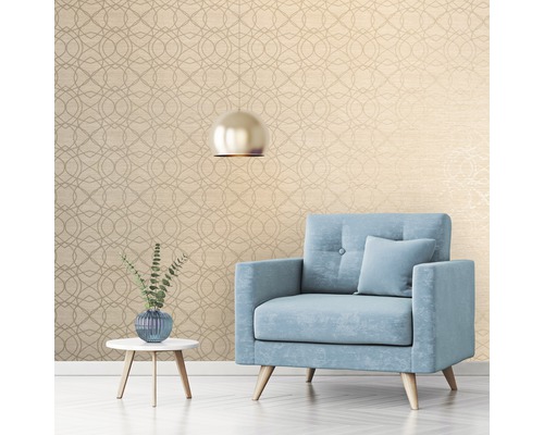 Wohnzimmer mit gemusterter Tapete, Sessel, Beistelltisch und Hängelampe