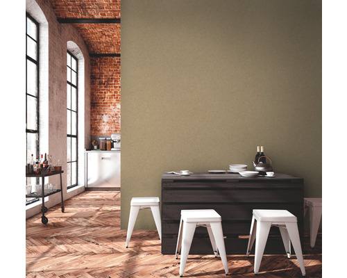 Helles Zimmer mit Backsteinwand, Holzboden, Barwagen, Tisch und Hockern