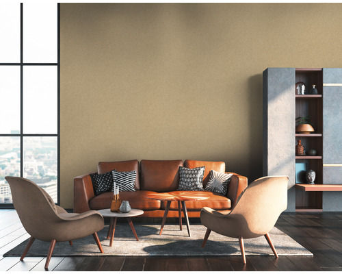 Modernes Wohnzimmer mit Sofa, Sesseln, Couchtisch und Strukturtapete