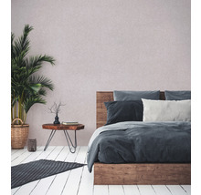 Schlafzimmer mit Bett, Beistelltisch, Zimmerpflanze und Teppich