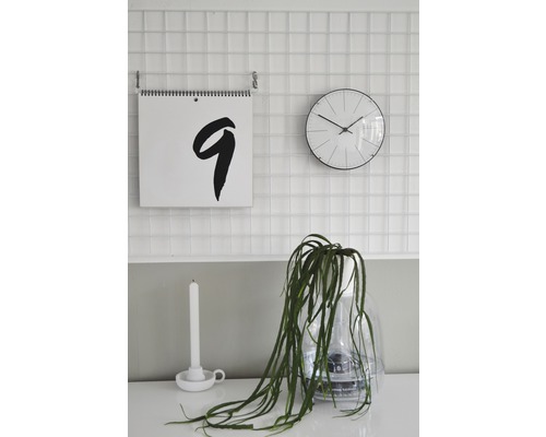 Wanddekoration mit Kalender, Uhr, Kerze und Pflanze im transparenten Topf