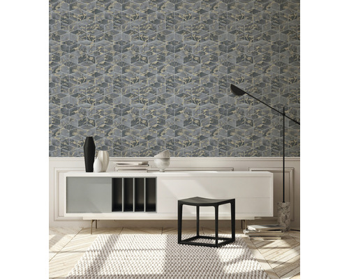 Wohnzimmer mit geometrischer Tapete, Sideboard, Hocker und Teppich