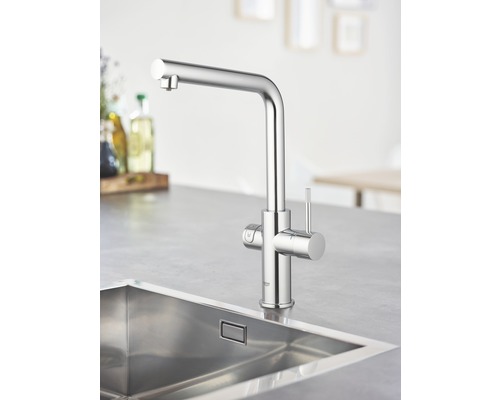 Küchenarmatur aus Metall neben einem Spülbecken