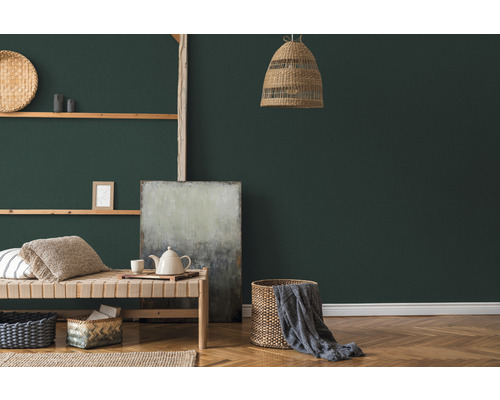 Wohnzimmer mit Holzregal, Sofa und dekorativen Korbwaren vor einer Wand