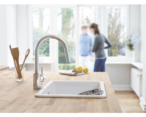 Küchenspüle mit Armatur auf einer Arbeitsplatte in einer hellen Küche