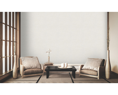 Heller Raum mit Wandtapete, Sesseln und asiatischem Dekor