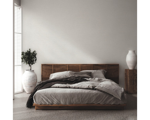 Schlafzimmer mit Doppelbett, Holzbettgestell und passendem Kopfteil