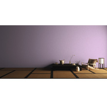 Helles Zimmer mit Tatamiboden, niedrigem Tisch, Teeservice, Sessel und Papierlaterne