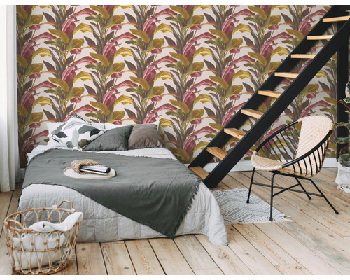 Schlafzimmer mit Bett, Leiter und tropischer Blättertapete