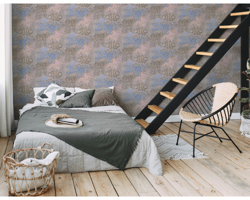 Schlafzimmer mit Bett, Leiter und gemusterter Tapete