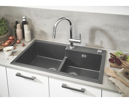 Spüle mit zwei Becken und einem Wasserhahn