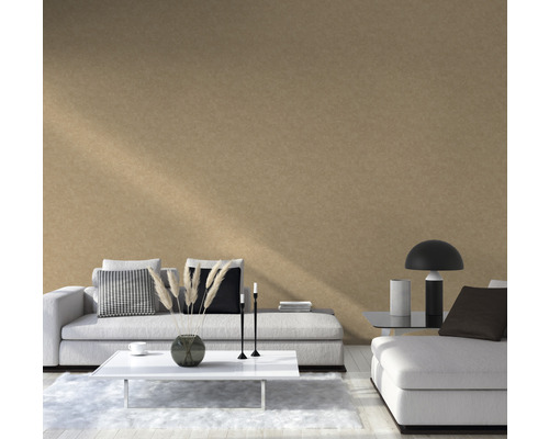 Wohnzimmer mit strukturierten Tapeten, Sofa und Tisch