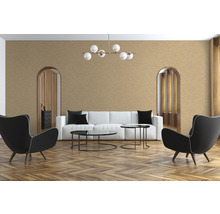 Heller Wohnraum mit Sofa, Sesseln, Tischen, Parkettboden, Tapete und Beleuchtung