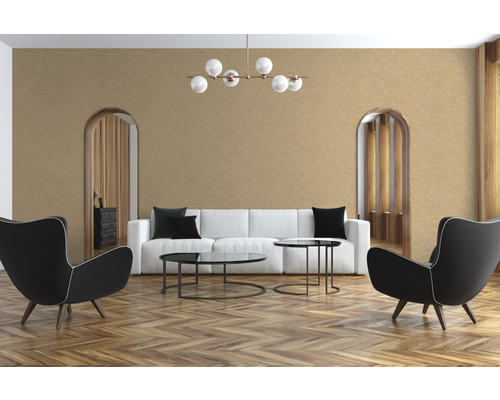 Heller Wohnraum mit Sofa, Sesseln, Tischen, Parkettboden, Tapete und Beleuchtung