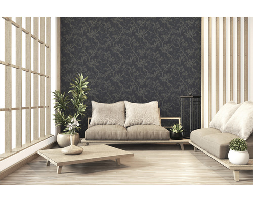 Wohnzimmer mit floral gemusterter Tapete, Sofas, Tisch und Zimmerpflanzen
