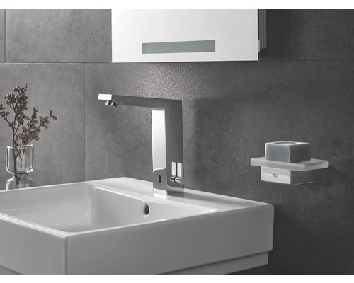 Badezimmer mit Waschbecken, Armatur und Seifenablage