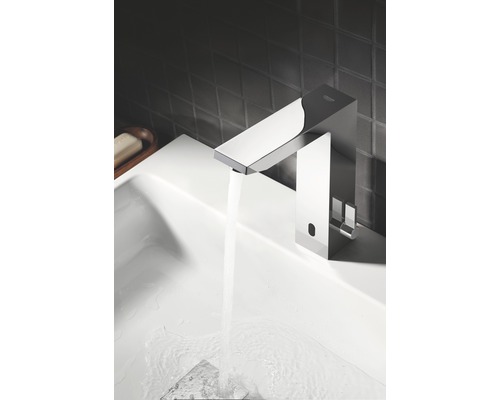 Waschtischarmatur mit Wasserstrahl auf einem Waschbecken