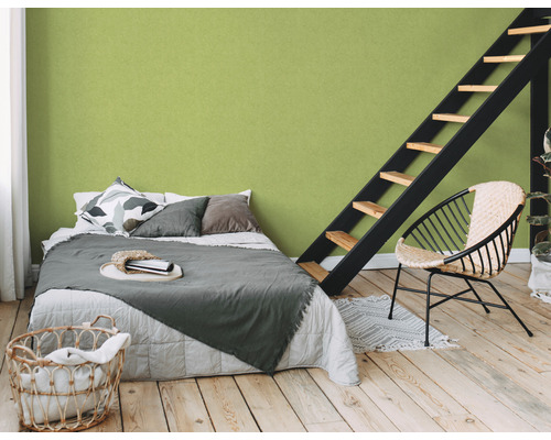 Schlafzimmer mit Bett, Leiter und Stuhl