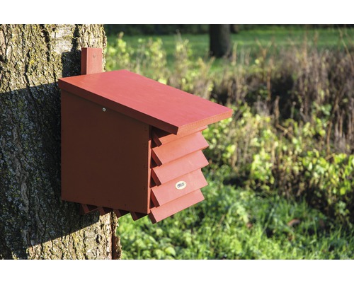 Fledermauskasten aus Holz an Baum befestigt
