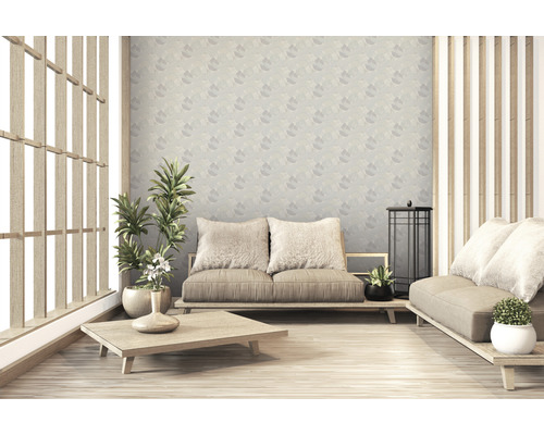 Helles Wohnzimmer im japanischen Stil mit zwei Sofas, Holztisch, Zimmerpflanzen und gemusterter Tapete