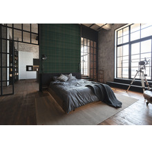 Schlafzimmer im Loftstil mit Bett, Textilien, Fenstern und Dekoration