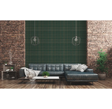Wohnzimmer mit Backsteinwand, gemusterter Tapete, Ecksofa und Dekorationsgegenständen für eine wohnliche Atmosphäre.
