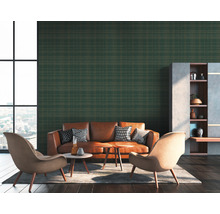 Wohnzimmer mit Sofa, Sesseln, Tisch und gemusterter Tapete