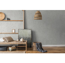 Heller Raum mit grauer Struktur Tapete, Holzregal und geflochtener Lampe