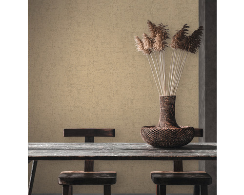 Szene mit Tisch, Stühlen, Dekoration und einer strukturierten Tapete